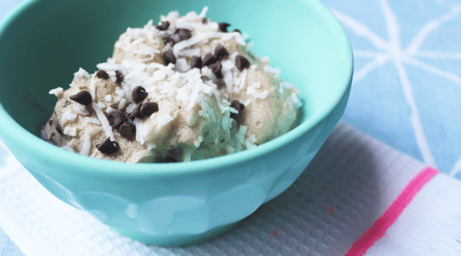 COCONUT-CHIP BANANA ICE CREAM