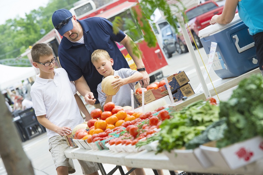 Dad and kids at farmers market