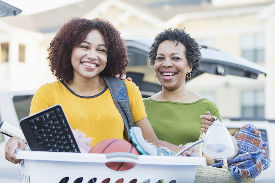 Mom moving daughter into college