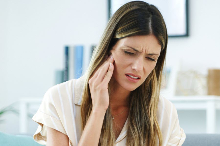 Woman with tooth pain